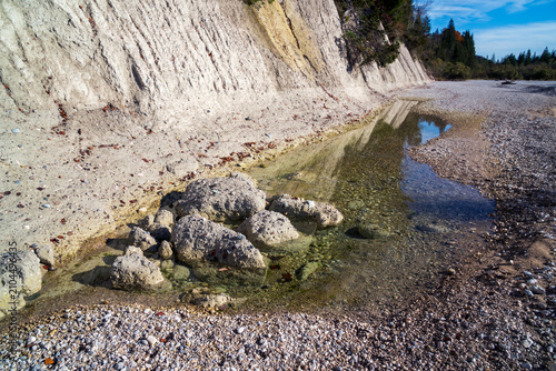 Kompletter Trockenfall der Isar, deren Wasser bei Krün in einem Kanal zum Walchensee abgeleitet wird und das Restwasser bei Wallgau unter einer meterdicken Kiesschicht versickert.