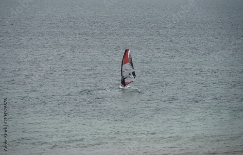 Sportif sur sa planche à voile .