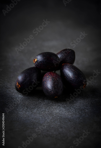Pile of fresh black olives ...