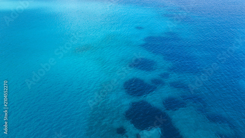 Foto Aerial view of turquoise sea with submerged rocks