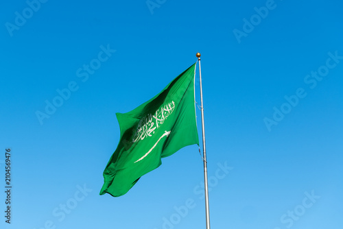 Cuadro en lienzo Saudi Arabian National Flag Waving Against Clear Blue Sky