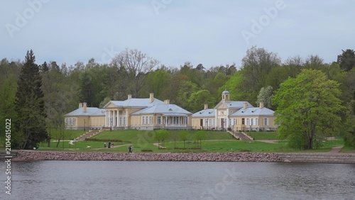 Φωτογραφία Picturesque Estate Situated Along Tranquil Water Featuring Lush Green Trees And Historic Architecture