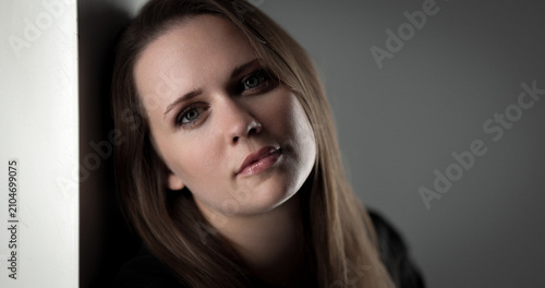 Fotografía Young woman's face showing deep thoughts and contemplation, looking forward
