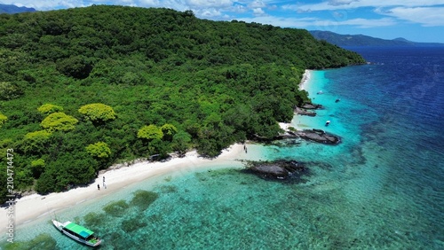 Fotografía The beauty of the tropical island radiates from the blend of fine white sand, sparkling blue waters, and a clear, cloudless sky