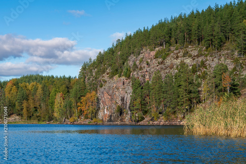 Fotografía Rocky shores of Lake Ladoga near the village of Lumivaara on a sunny autumn day,