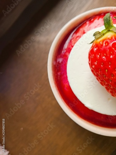 Cuadro en lienzo Soft and fluffy strawberry bingsu with finely shaved ice, sweet strawberry syrup, and fresh strawberry slices