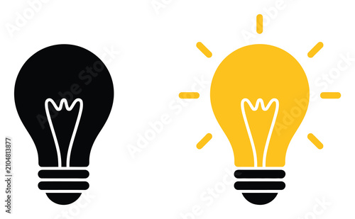 Comparación entre una bombilla apagada y otra encendida que representa ideas e innovación