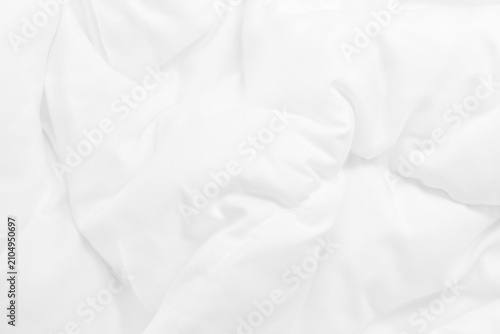 Foto Close up top view of white bedding sheet and wrinkle messy blanket in bedroom after wake up in the morning