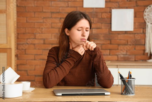 Young woman with sore throa...