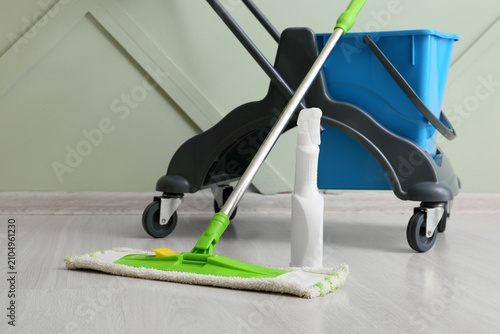 Green flat mop, white spray...