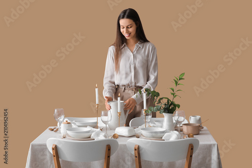 Young woman setting a forma...