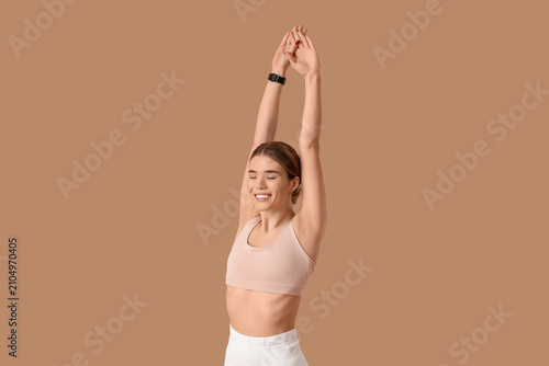 Sporty young woman practisi...