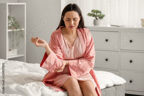 Young pregnant woman suffer...