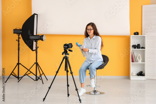 Female Asian blogger with v...