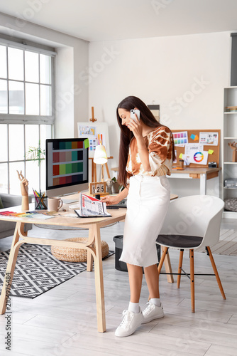 Female interior designer ta...