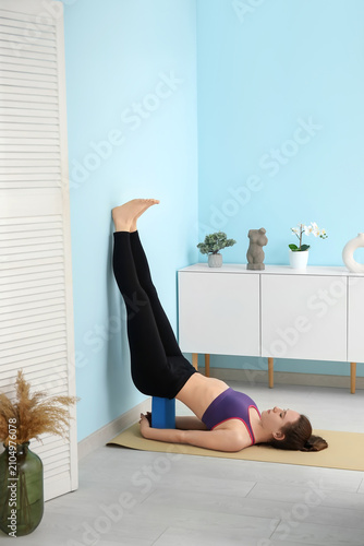 Sporty young woman practici...