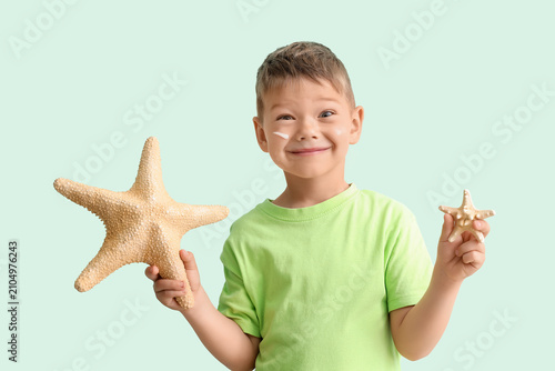 Little boy with starfishes ...