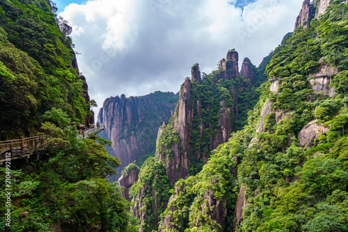 Tableau sur toile A view of the scenic cliffs and green forests at Sanqingshan Mountain in Jiangxi