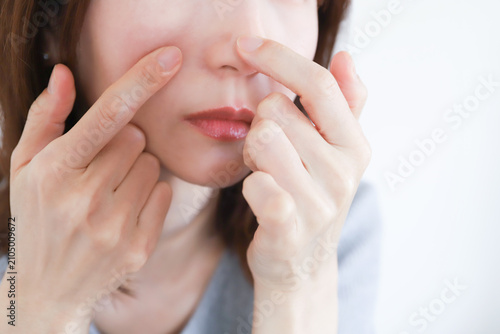 小鼻の毛穴をチェックする女性