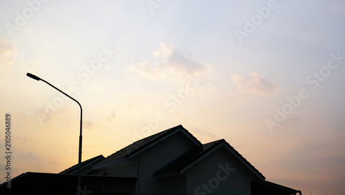 Tableau sur toile Residential House Silhouette Against Warm Evening Sky