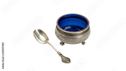Foto Metallic silver salt shaker with blue powder miniature spoon isolated on transpa