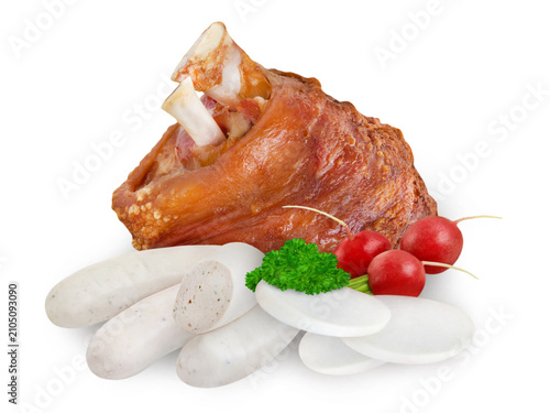 Fotografie Schweinshaxe und Weißwurst mit Rettich und Radieschen  Hintergrund weiss