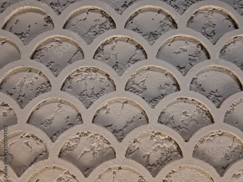 Fotografía Each arch displays a distinct texture, with some uneven surfaces that add a tactile quality to the overall aesthetic