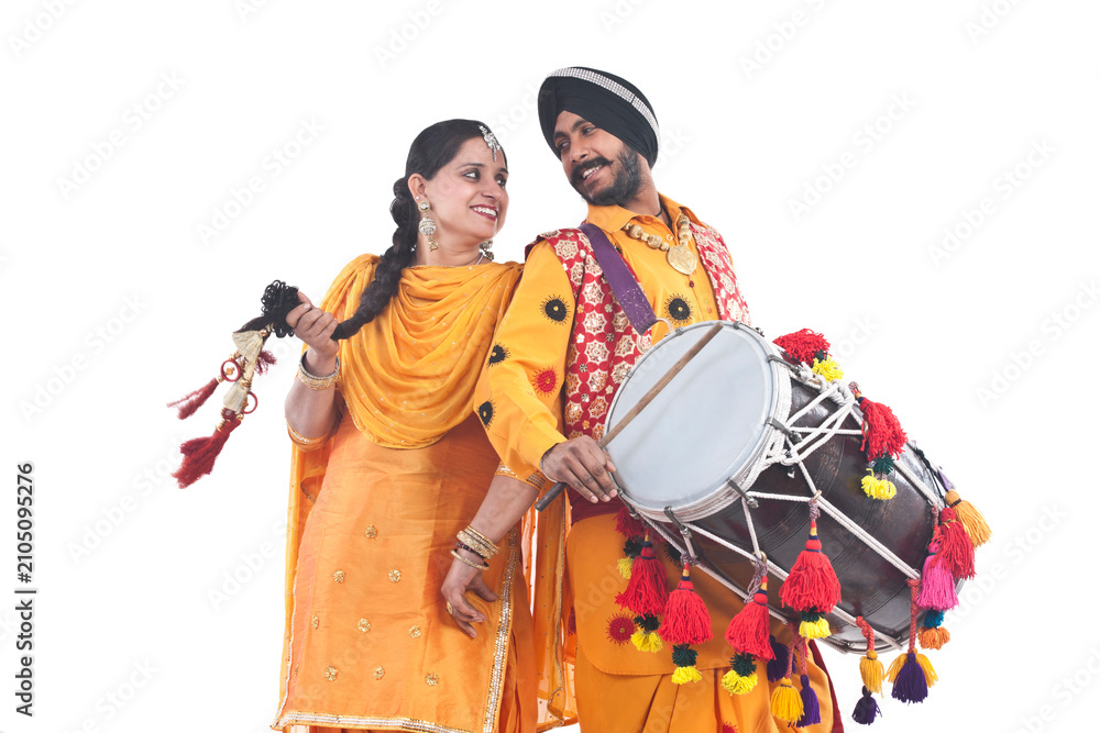 Obraz premium Sikh bhangra dancers standing back to back