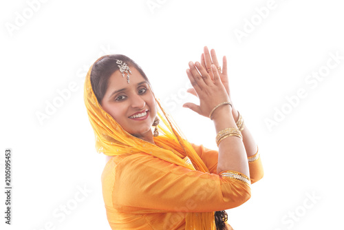 фотографія Portrait of Sikh woman doing bhangra dance