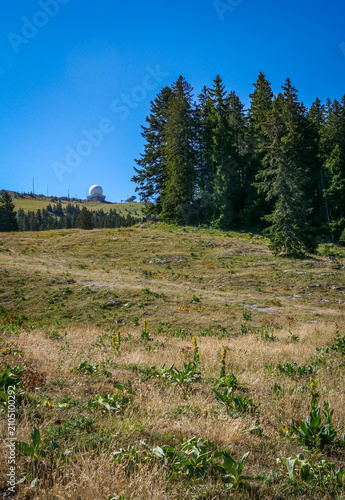 Station météo et radar au sommet du Mont de la Dôle dans le Jura
