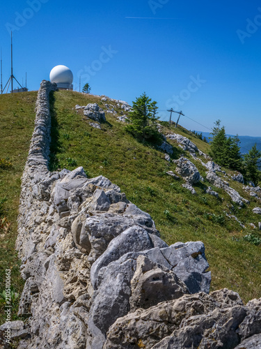 Station météo et radar au sommet du Mont de la Dôle dans le Jura