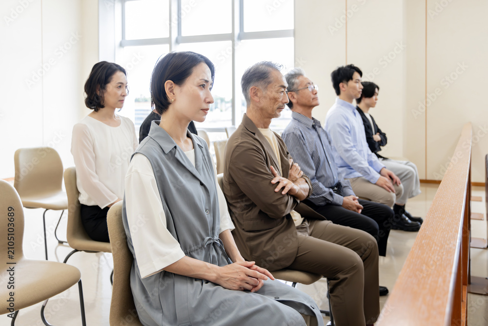 Obraz premium 法廷の傍聴席で裁判を見守るさまざまな世代の人々