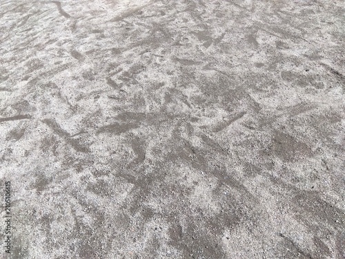 Bild auf Leinwand 遊んだ子供たちの足跡がある春の公園の砂地の風景