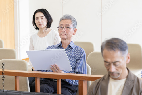 Foto 法廷の傍聴席で風刺絵を描きながら裁判を見守る男性