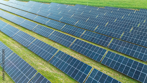 Cuadro en lienzo Solar panels aligned in rows across farmland landscape
