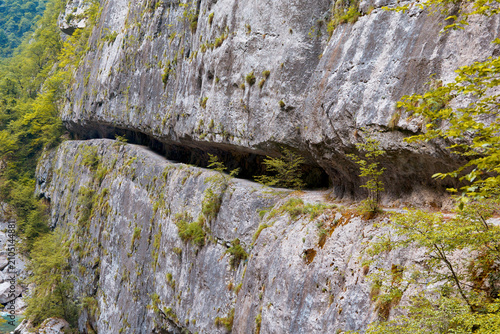 Fotografi gorge path winding along the limestone cliff face offering a thrilling and sceni