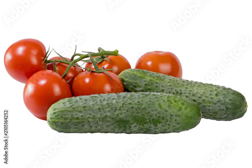 Concombres et tomates fraîches isolés sur un fond blanc