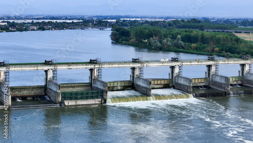 Foto Isola Serafini Dam on Po river experiencing climate change impacts with low wate