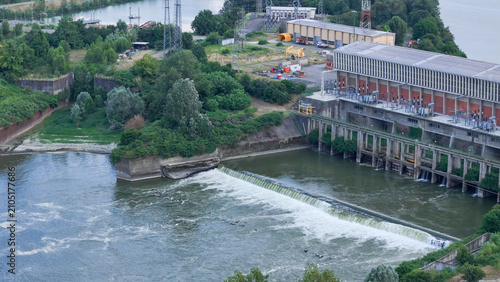 Fotografie Isola Serafini Dam on Po River showing water volume decrease and hydroelectric p