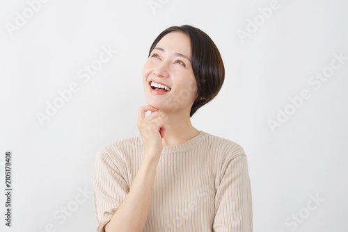 Plakat 想像する女性 ミドルエイジ 白背景