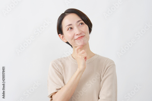 想像する女性　ミドルエイジ　白背景