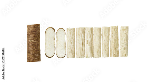 Fényképezés Cassava root pieces and slices, raw and cut