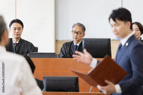 Картината върху платно 法廷で弁論を聞く裁判官と審理の様子