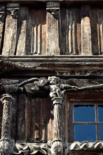 Personnage sculpté sur la façade de la Maison de Bois sur la Place aux Herbes à Mâcon