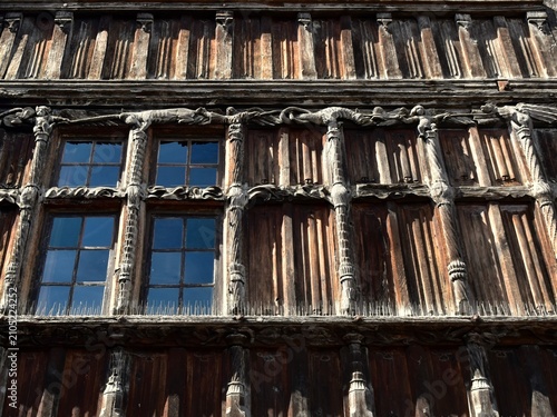 Personnages sculptés sur la façade de la Maison de Bois sur la Place aux Herbes à Mâcon
