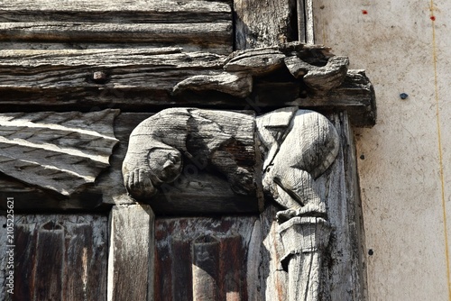 Personnage sculpté sur la façade de la Maison de Bois sur la Place aux Herbes à Mâcon