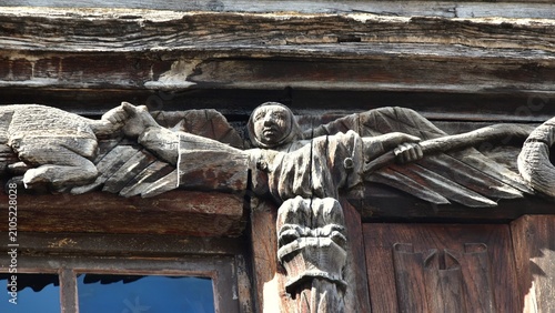 Bild auf Leinwand Personnage sculpté sur la façade de la Maison de Bois sur la Place aux Herbes à