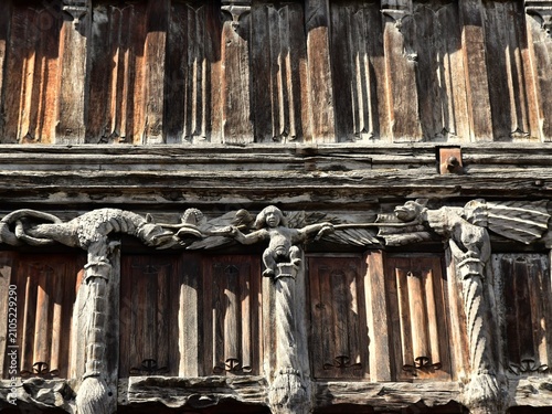 Personnages sculptés sur la façade de la Maison de Bois sur la Place aux Herbes à Mâcon