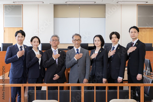 法廷に集う弁護士の集合写真