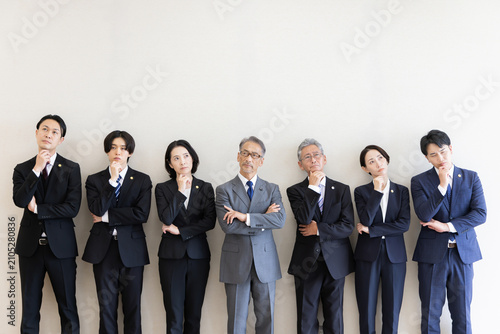 考え込む7人の日本人弁護士チームの集合ポートレート